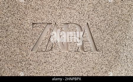 zara スーツ と 現代ファッションの進化